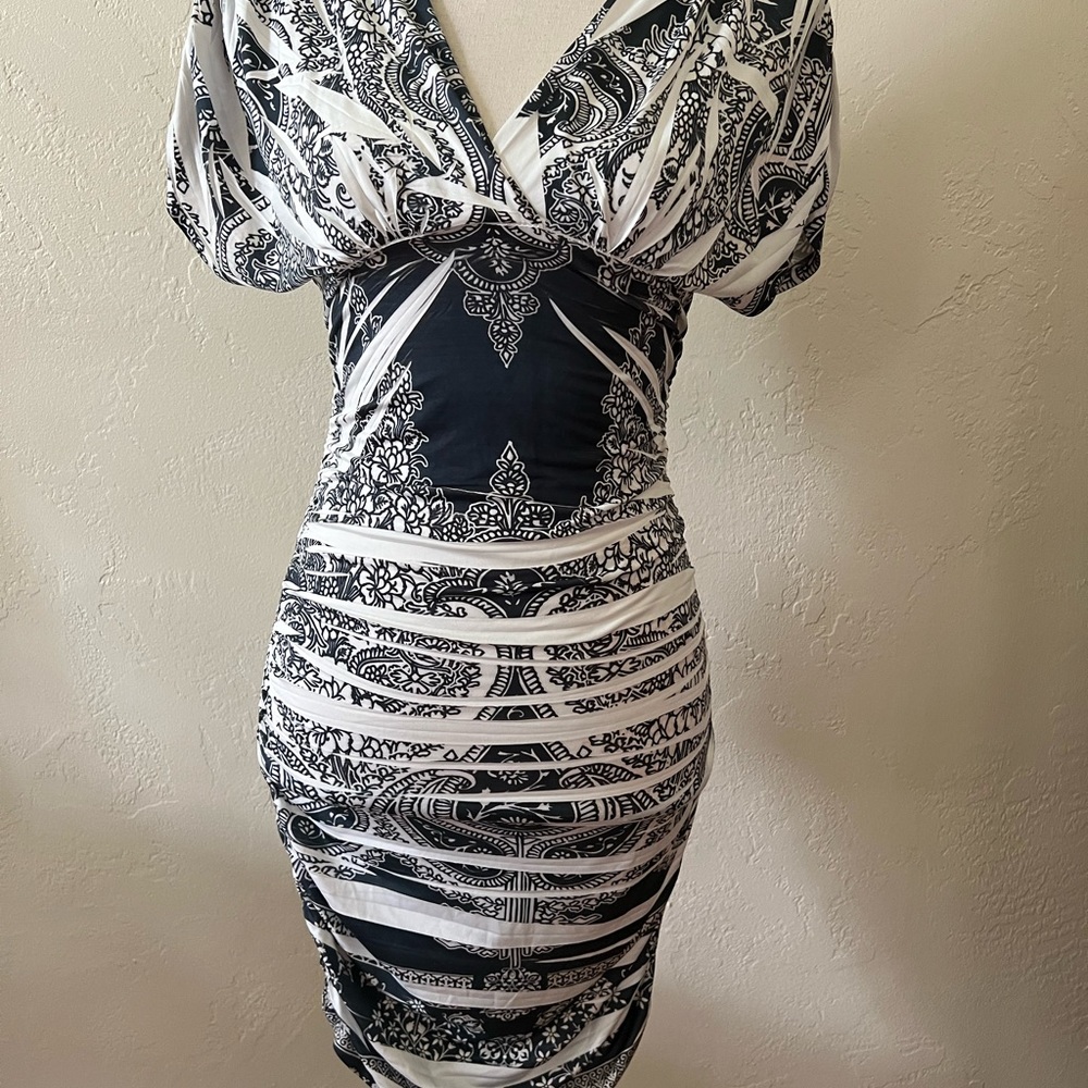Papaya dressy V-cut neck front and back short sleeve roushed fitting paisley M